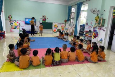 Hướng dẫn trẻ kỹ năng thoát hiểm khi gặp đám cháy cho trẻ Trường mầm non Phổ Khánh